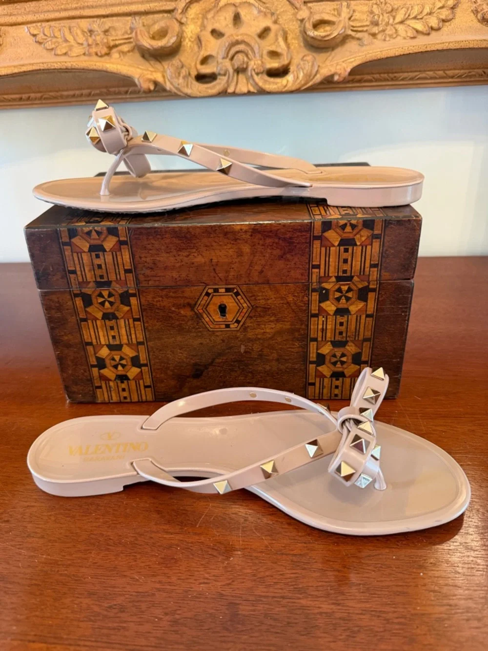 Valentino Garavani Rockstud PVC Jelly Thong Sandals Poudre EU 40 Like New Box - Picture 4 of 15